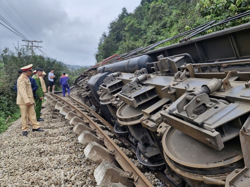 Tàu hàng bị lật nghiêng.