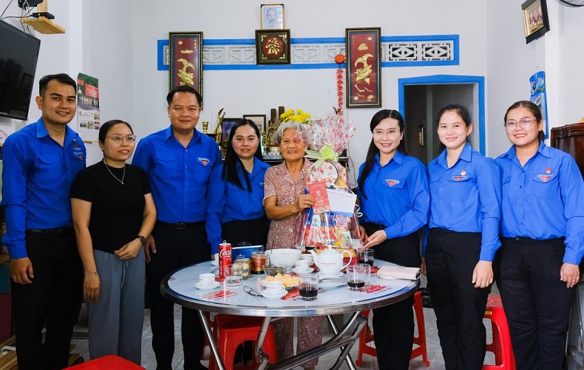 Tổ chức thăm hỏi, tặng quà gia đình chính sách, cựu TNXP.