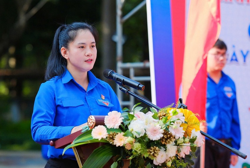 Bà Trần Thị Diễm Trinh, Bí thư Tỉnh đoàn phát biểu tại buổi lễ.