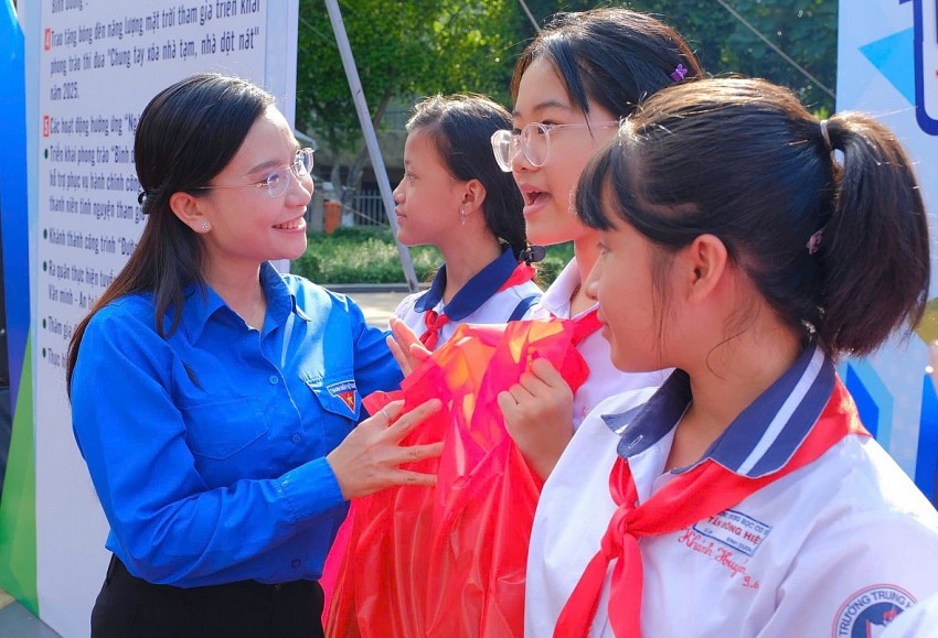 bà Nguyễn Phạm Duy Trang, Chủ tịch Hội đồng Đội Trung ương Trao học bổng “Thắp sáng ước mơ thiếu nhi Bình Dương” .