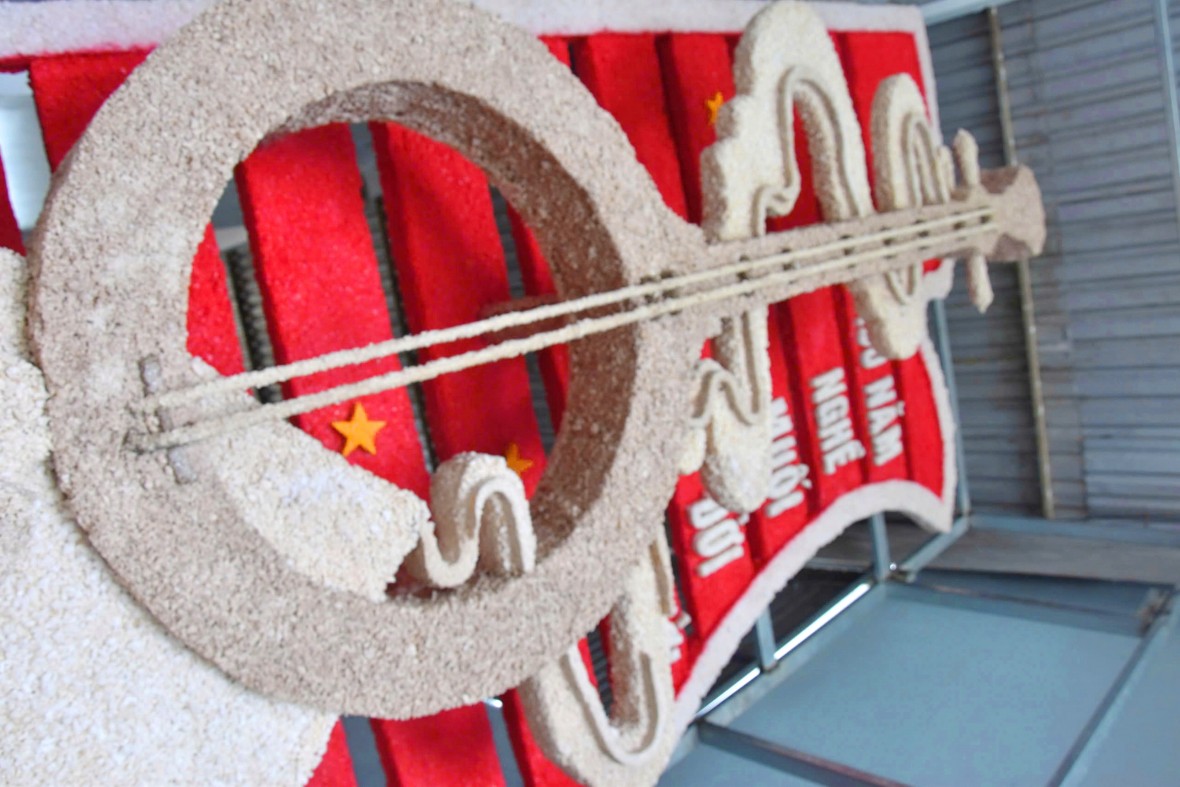 Cây đàn kìm cách điệu bằng muối ‘độc nhất vô nhị’ ở Bạc Liêu