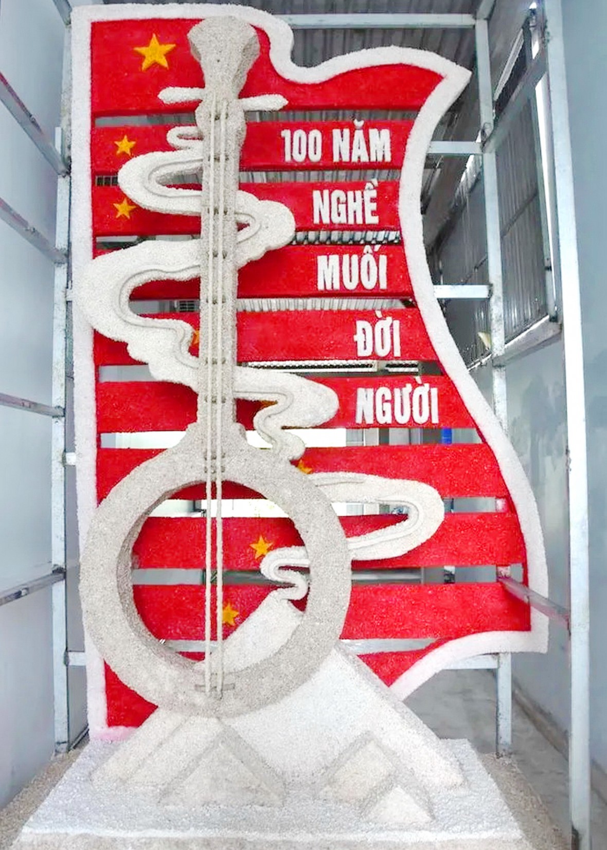 Cây đàn kìm cách điệu bằng muối ‘độc nhất vô nhị’ ở Bạc Liêu