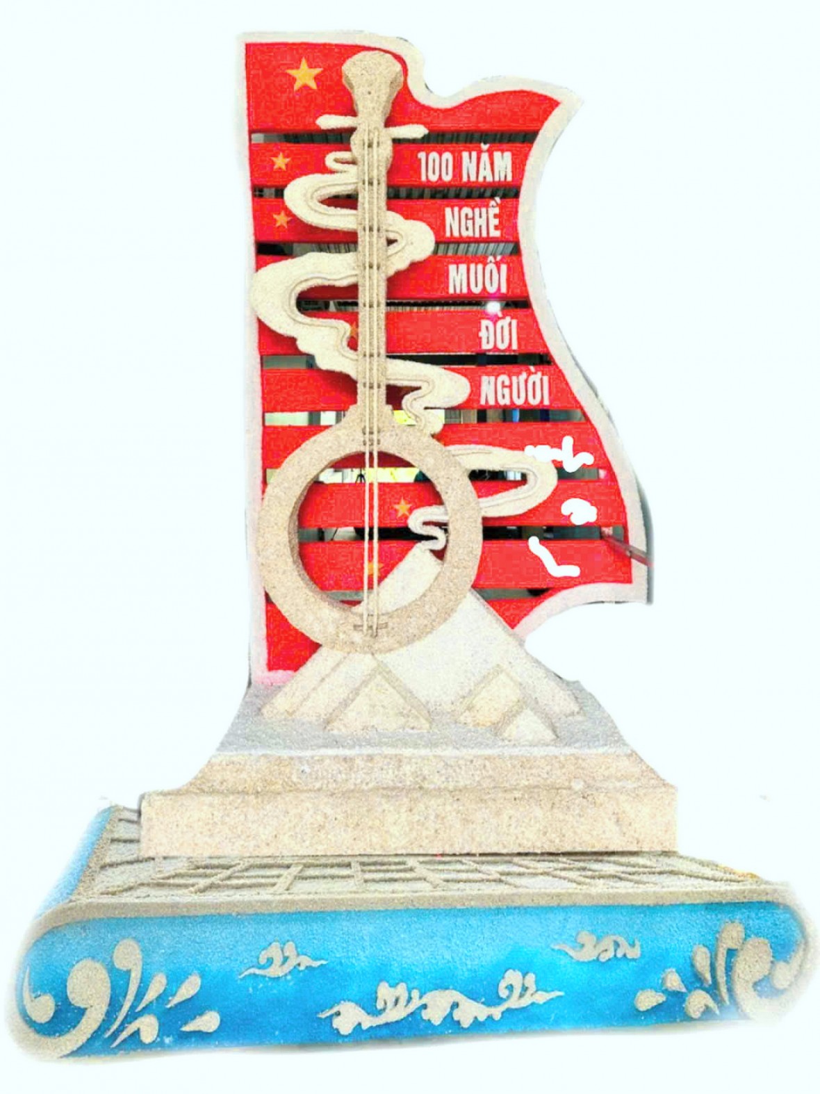 Cây đàn kìm cách điệu bằng muối ‘độc nhất vô nhị’ ở Bạc Liêu