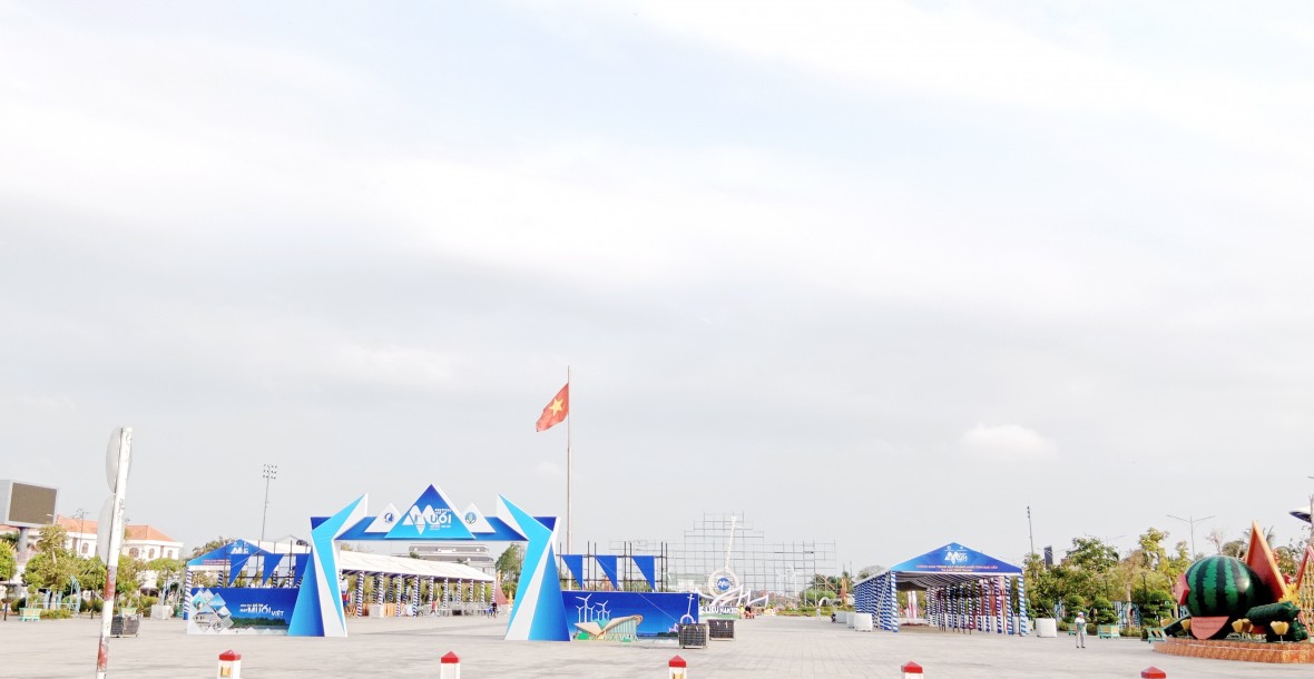 Cây đàn kìm cách điệu bằng muối ‘độc nhất vô nhị’ ở Bạc Liêu