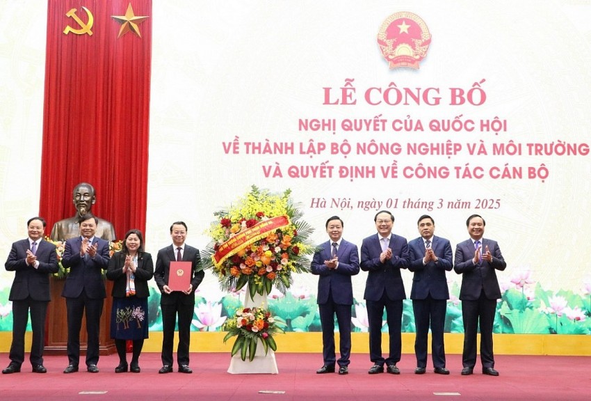 Phó Thủ tướng Trần Hồng Hà trao Nghị quyết của Quốc hội về thành lập Bộ Nông nghiệp và Môi trường cho lãnh đạo Bộ. Phó Thủ tướng Trần Hồng Hà trao Nghị quyết của Quốc hội về thành lập Bộ Nông nghiệp và Môi trường cho lãnh đạo Bộ.