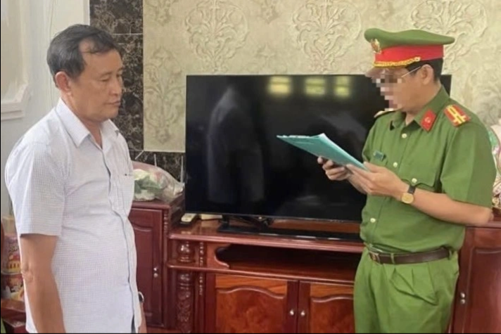 Cơ quan chức năng tống đạt quyết định khởi tố ông Huỳnh Thế Giới (Ảnh: Công an cung cấp). Cơ quan chức năng tống đạt quyết định khởi tố ông Huỳnh Thế Giới (Ảnh: Công an cung cấp).