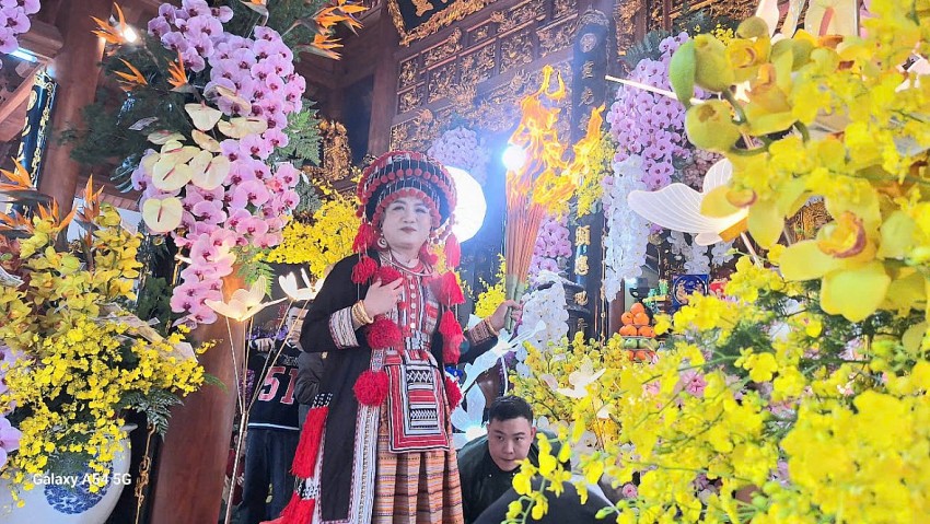 Nghệ nhân ưu tú Đặng Ngọc Anh thực hành tín ngưỡng tại Đền Minh Lương