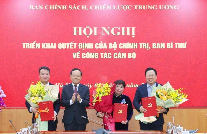 Ông Trần Lưu Quang, Trưởng ban Chính sách, Chiến lược Trung ương, trao quyết định và tặng hoa cho các nhân sự mới. Ảnh: TTXVN giữ chức