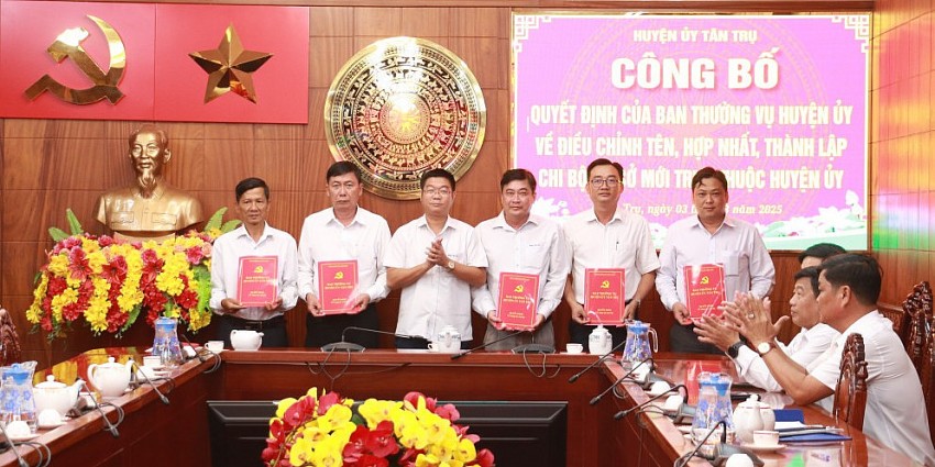 Long An: Huyện Tân Trụ công bố các quyết định về công tác cán bộ