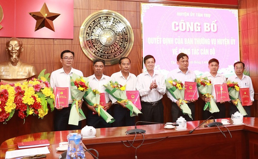 Long An: Huyện Tân Trụ công bố các quyết định về công tác cán bộ