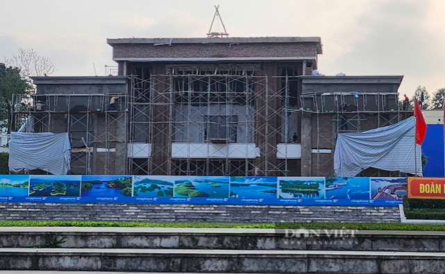 Nhà văn hóa huyện Yên Bình (tỉnh Yên Bái) đang trong quá trình sửa chữa phục vụ Đại hội Đảng bộ huyện.