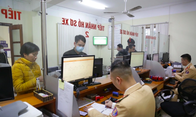 Nhiều người dân tới làm thủ tục tại Cơ sở đăng ký xe số 2, Phòng CSGT Hà Nội số 1234 đường Láng sáng 12/2 (Ảnh: Trần Thanh).