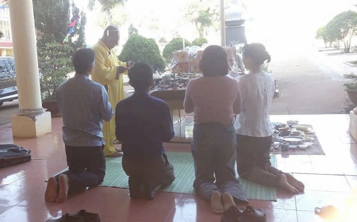 Hình ảnh cúng bái ngay tại trường được lan truyền