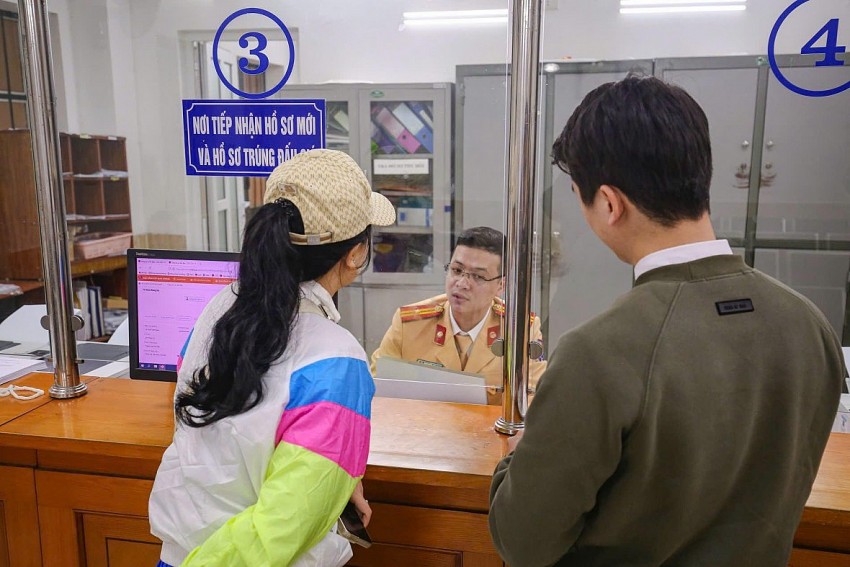 Người dân đến làm thủ tục đăng ký xe tại Phòng CSGT.