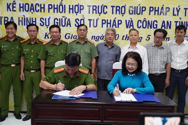 Đại tá Diệp Văn Thế, Phó Giám đốc Công an tỉnh - Thủ trưởng Cơ quan CSĐT cùng bà Lư Thị Trang Đài, Phó Giám đốc Sở Tư pháp tỉnh Kiên Giang ký kết Kế hoạch phối hợp trực trợ giúp pháp lý trong điều tra hình sự. pháp lý