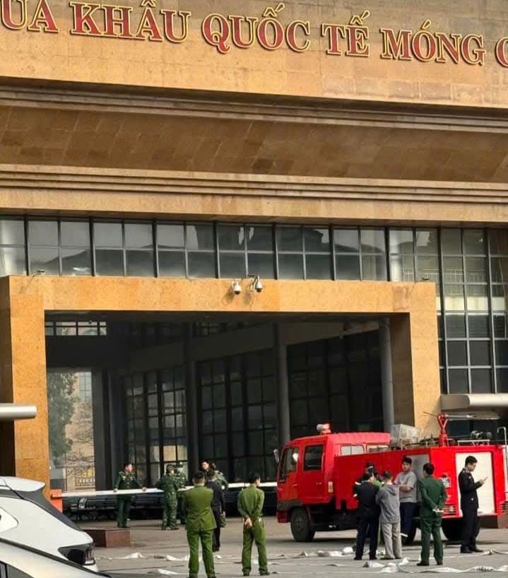 Kịp thời dập tắt đám cháy tại khu vực Cửa khẩu quốc tế Móng Cái