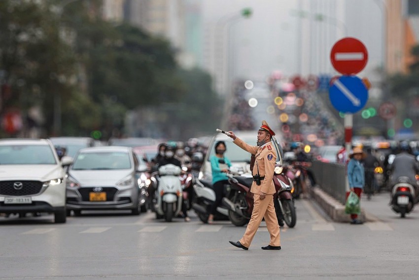 CSGT điều tiết, phân luồng giao thông trong các khung giờ cao điểm.