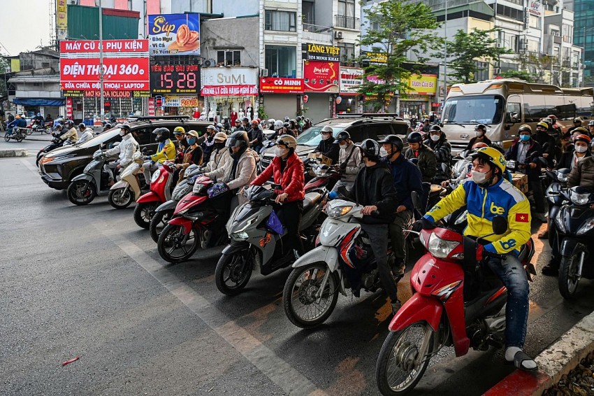 Hình ảnh người dân tuân thủ tín hiệu đèn giao thông.