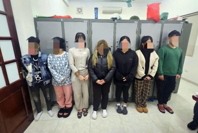 Khởi tố 2 đối tượng liên quan đến vụ nữ sinh 17 tuổi bị đánh hội đồng Khởi tố 2 đối tượng liên quan đến vụ nữ sinh 17 tuổi bị đánh hội đồng