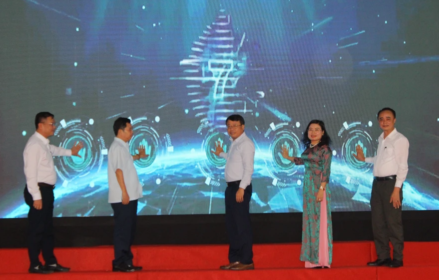 Nghi thức nhấn nút phát động Phong trào thi đua “Bình dân học vụ số” trong toàn tỉnh Hà Tĩnh.