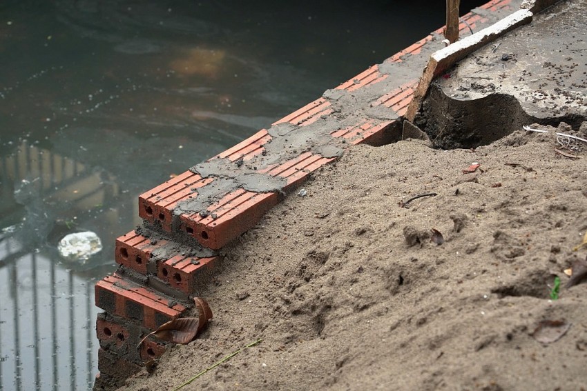 Hiện nay việc cứng hoá, lấn chiếm hành lang công trình thuỷ lợi vẫn diễn ra công khai Hiện nay việc cứng hoá, lấn chiếm hành lang công trình thuỷ lợi vẫn diễn ra công khai