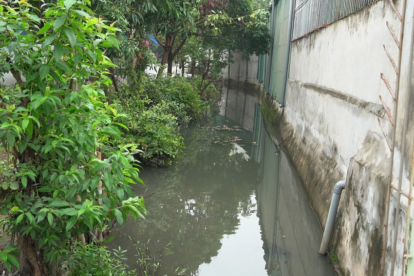 Người dân nơi đây đang chịu sự ô nhiễm do việc lưu thông dòng nước bị ảnh hưởng Người dân nơi đây đang chịu sự ô nhiễm do việc lưu thông dòng nước bị ảnh hưởng