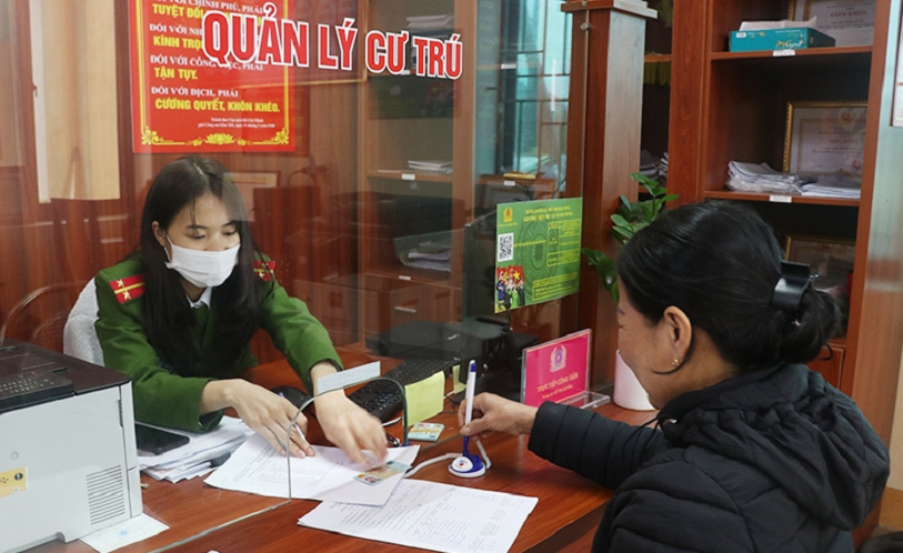 Công an cấp xã giải quyết tối đa 35 thủ tục hành chính, dịch vụ công trực tuyến trong các lĩnh vực quản lý xuất nhập cảnh.