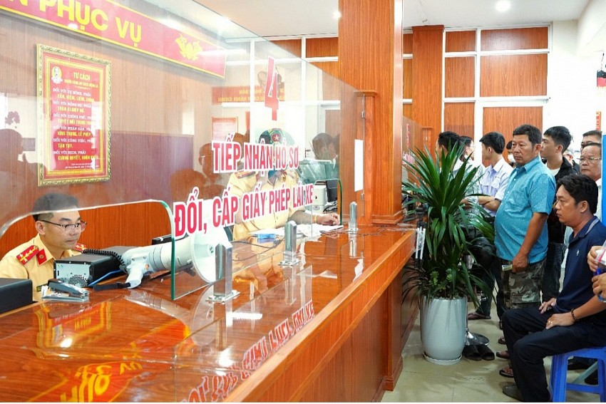 Người dân đến làm thủ tục đổi, cấp giấy phép lái xe tại 