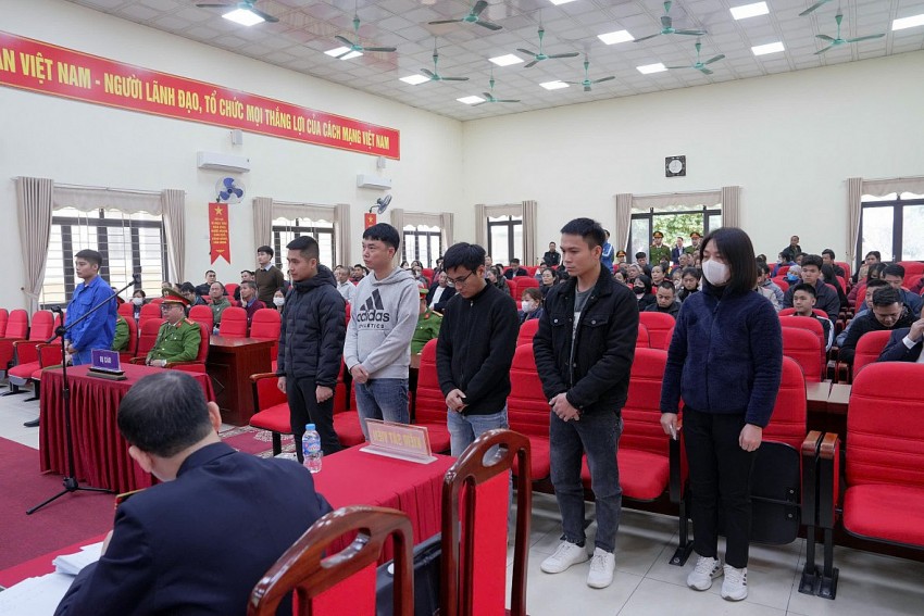 Các bị cáo trong hội trường xét xử. Các bị cáo trong hội trường xét xử.