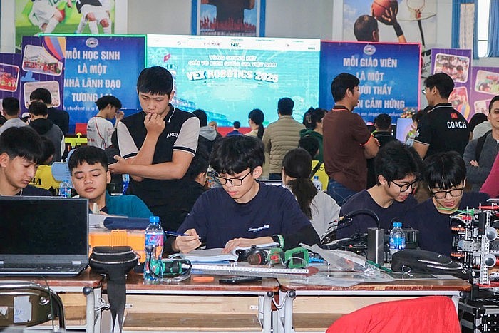 Trường THPT Newton xuất sắc đạt 2 giải thưởng tại Giải Vô địch Quốc gia Việt Nam VEX V5 Robotics 2025