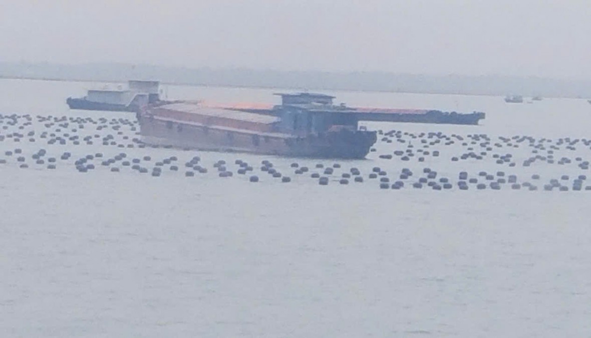 Quảng Ninh: Tàu thuyền khốn khổ vì luồng quốc gia bị bè hàu chắn lối