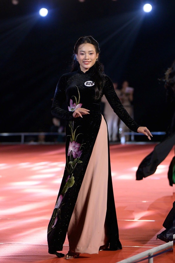 Vương miện Hoa hậu Doanh nhân Hoàn vũ Việt Nam lấy cảm hứng từ hoa sen