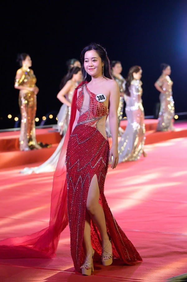 Nữ doanh nhân quyến rũ trong trang phục dạ hội đến từ thương hiệu Ánh Quyên