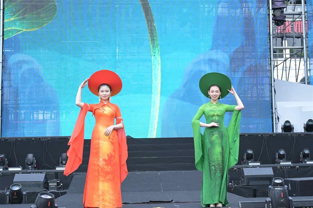 Phụ nữ Công an nhân dân duyên dáng trong tà áo dài