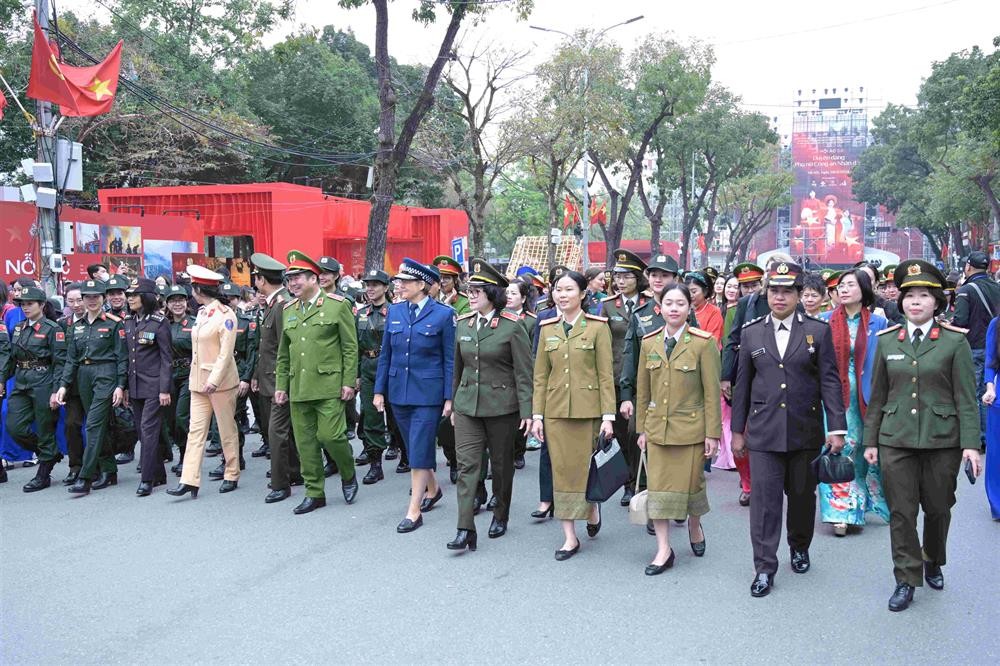 Phụ nữ Công an nhân dân duyên dáng trong tà áo dài