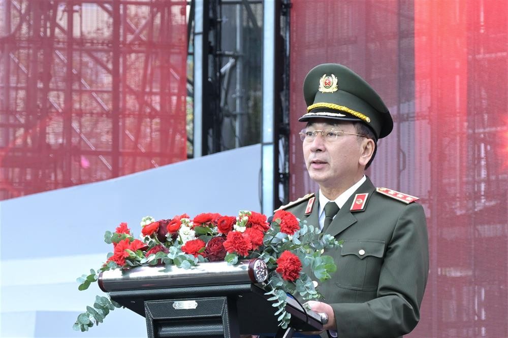 Phụ nữ Công an nhân dân duyên dáng trong tà áo dài