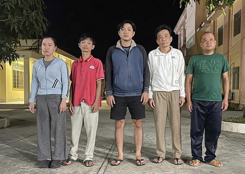 Nguyễn Đăng Khoa (thứ tư từ trái sang - áo trắng) cùng đồng bọn bị bắt giữ Nguyễn Đăng Khoa (thứ tư từ trái sang - áo trắng) cùng đồng bọn bị bắt giữ