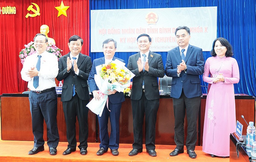 Lãnh đạo tỉnh Bình Dương tặng hoa Tân Phó Chủ tịch UBND tỉnh ông Bùi Minh Trí. Lãnh đạo tỉnh Bình Dương tặng hoa Tân Phó Chủ tịch UBND tỉnh ông Bùi Minh Trí.