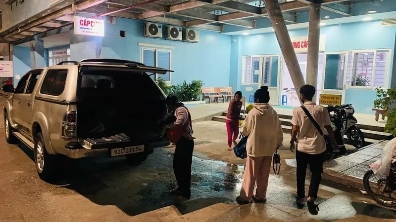 Nhiều trường hợp trẻ sốt cao vào ban đêm được đưa đến Bệnh viện Phụ sản - Nhi Quảng Nam cấp cứu.