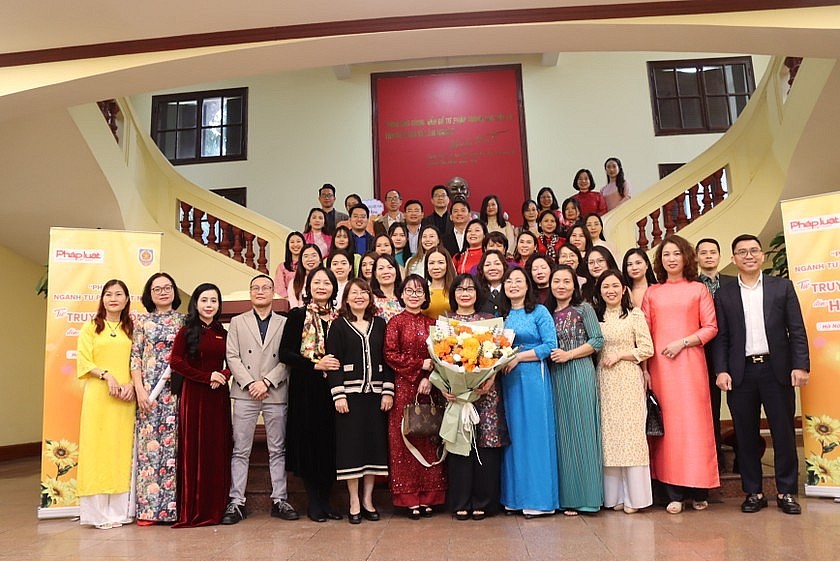 Thứ trưởng Đặng Hoàng Oanh nói chuyện chuyên đề 