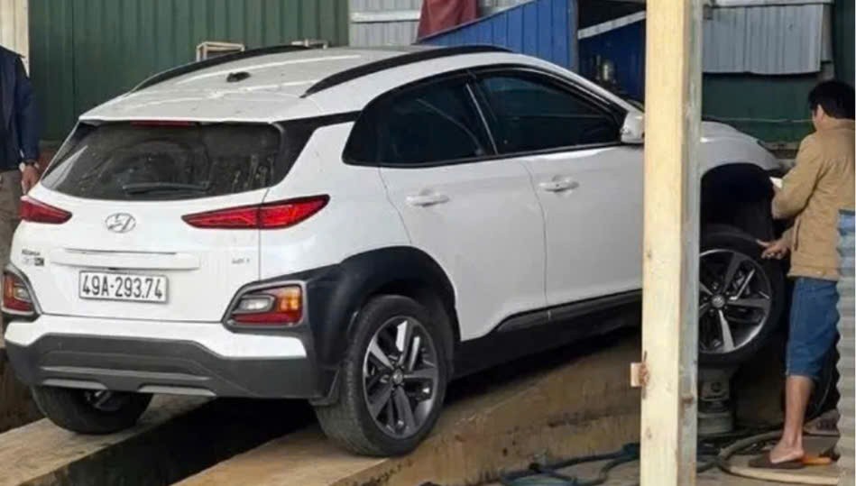 Tài xế đạp nhầm chân ga khiến nữ chủ tiệm rửa xe tử vong