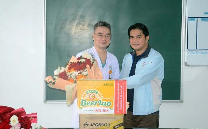 Anh Aloun Sack tặng hoa, quà tri ân các bác sĩ Khoa Hồi sức tích cực, Bệnh viện HNĐK Nghệ An.