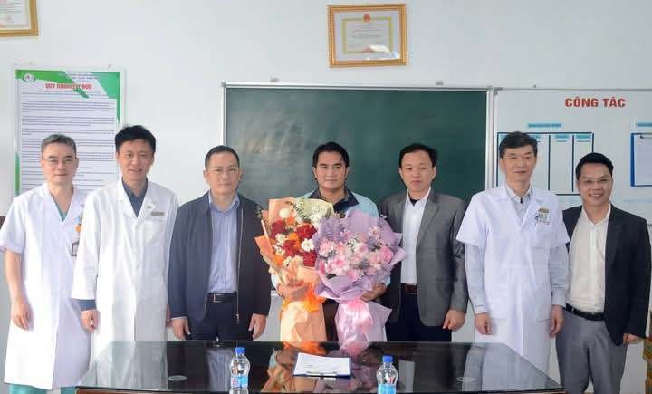 Lãnh đạo Sở Y tế, Sở Ngoại vụ, Bệnh viện Hữu nghị Đa khoa Nghệ An tặng hoa chúc mừng bệnh nhân Aloun Sack.