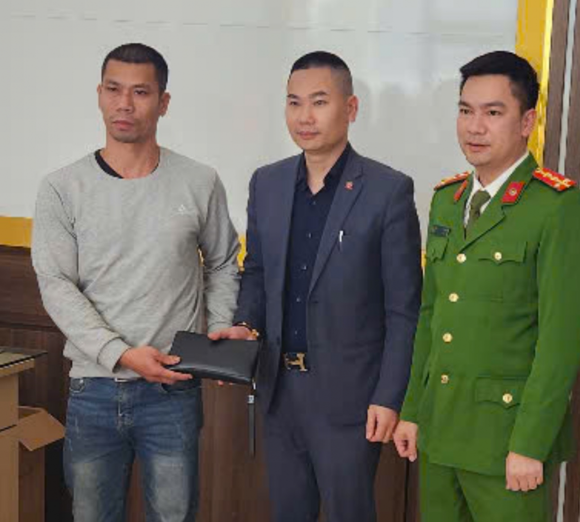 Quảng Ninh: Trả lại tài sản cho hành khách bỏ quên trên xe