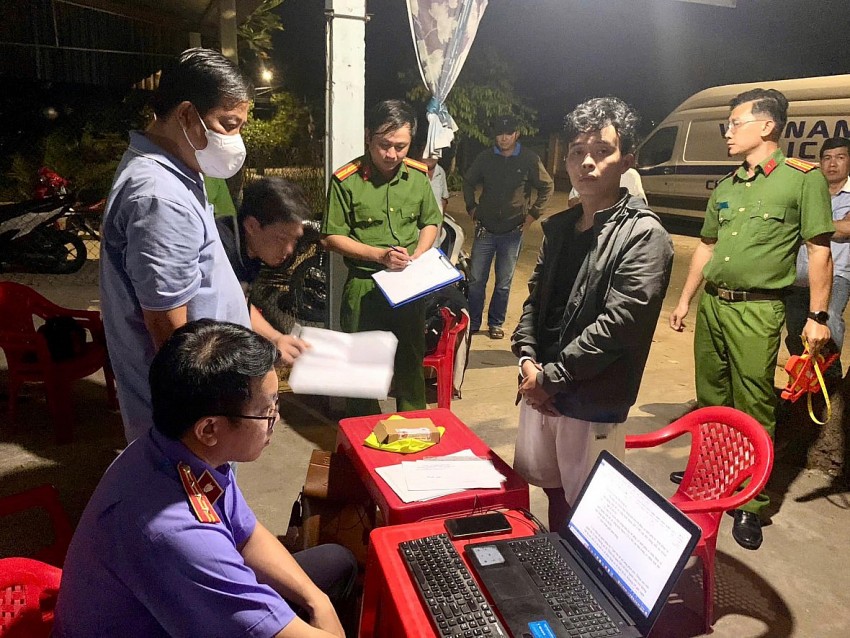 Bắt đối tượng chuyên “phân phối” ma túy tại Bến Tre Bắt đối tượng chuyên “phân phối” ma túy tại Bến Tre