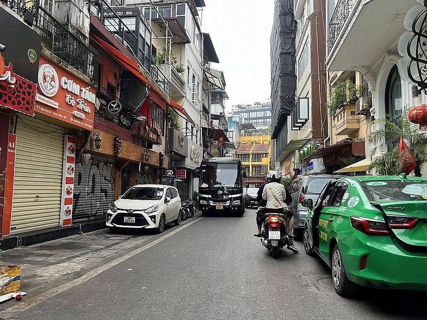 Xe khách trên 16 chỗ Chủ tịch TP Hà Nội yêu cầu xử nghiêm xe trên 16 chỗ vào phố cổ giờ cấm