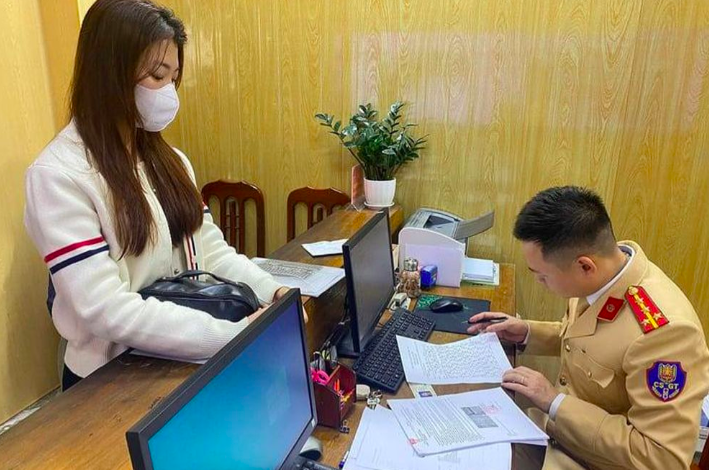 Lái xe tài chở cơm hộp vượt đèn đỏ 7 lần, nữ tài xế ở Nam Định bị phạt 133 triệu đồng