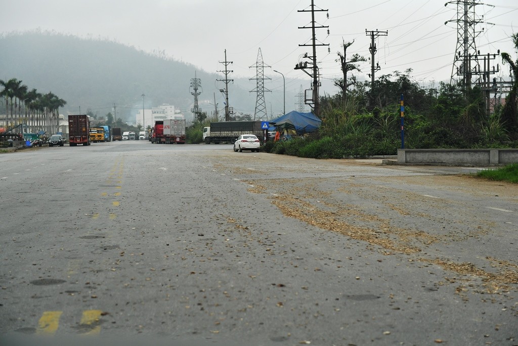 Xe siêu cơi nới, hết hạn đăng kiểm tung hoành ở Khu công nghiệp Cái Lân