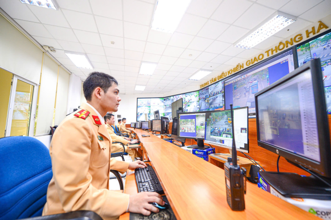 CSGT theo dõi, vận hành hệ thống đèn tín hiệu qua hệ thống camera giao thông.