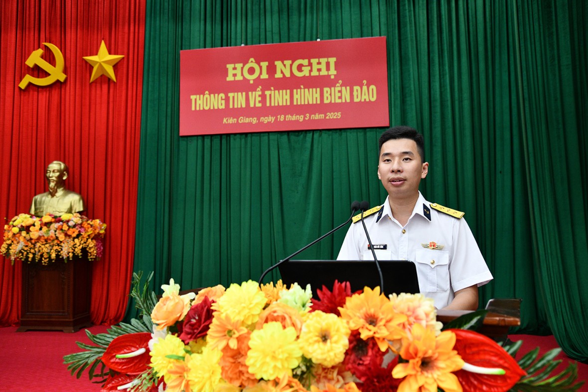 Vùng 5 Hải quân thông tin về biển, đảo cho chiến sĩ mới nhập ngũ năm 2025 Vùng 5 Hải quân thông tin về biển, đảo cho chiến sĩ mới nhập ngũ năm 2025